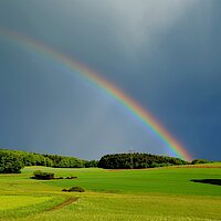 Der Regenbogen verbindet Himmel und Erde
