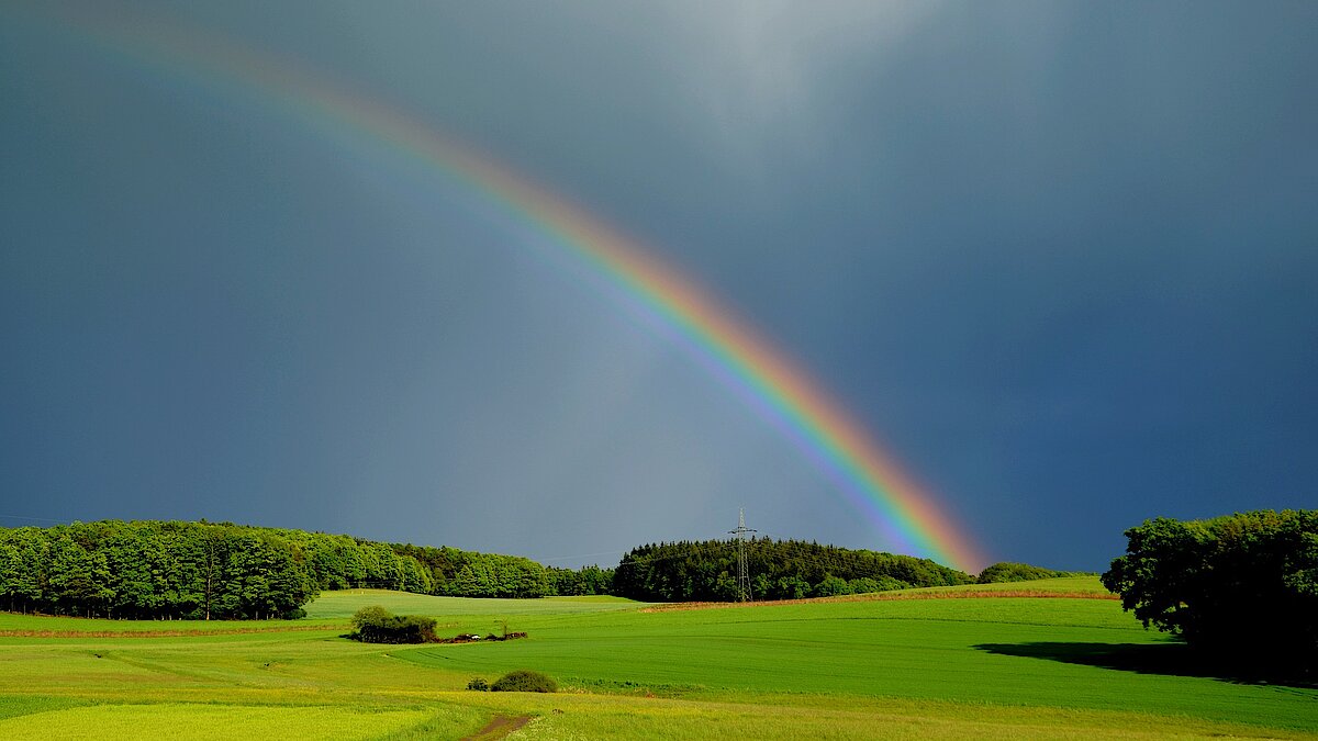 Der Regenbogen verbindet Himmel und Erde