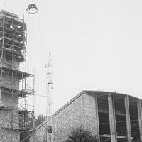 Eine neue Kirche wird gebaut.