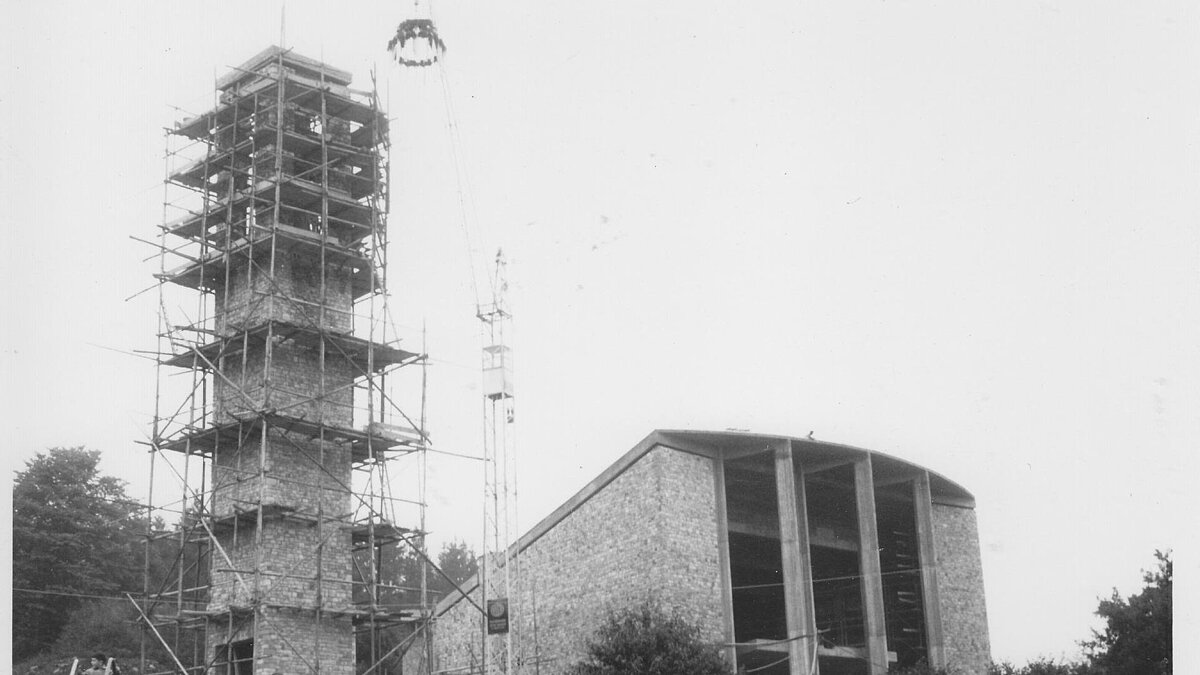 Eine neue Kirche wird gebaut.