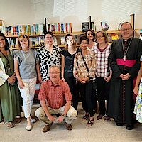 Bischof Georg besucht die Bücherei